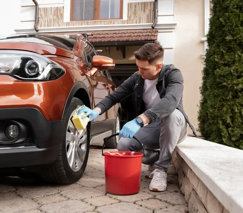 Lavage auto à domicile Bessais-le-Fromental : professionnel intervenant sur un véhicule